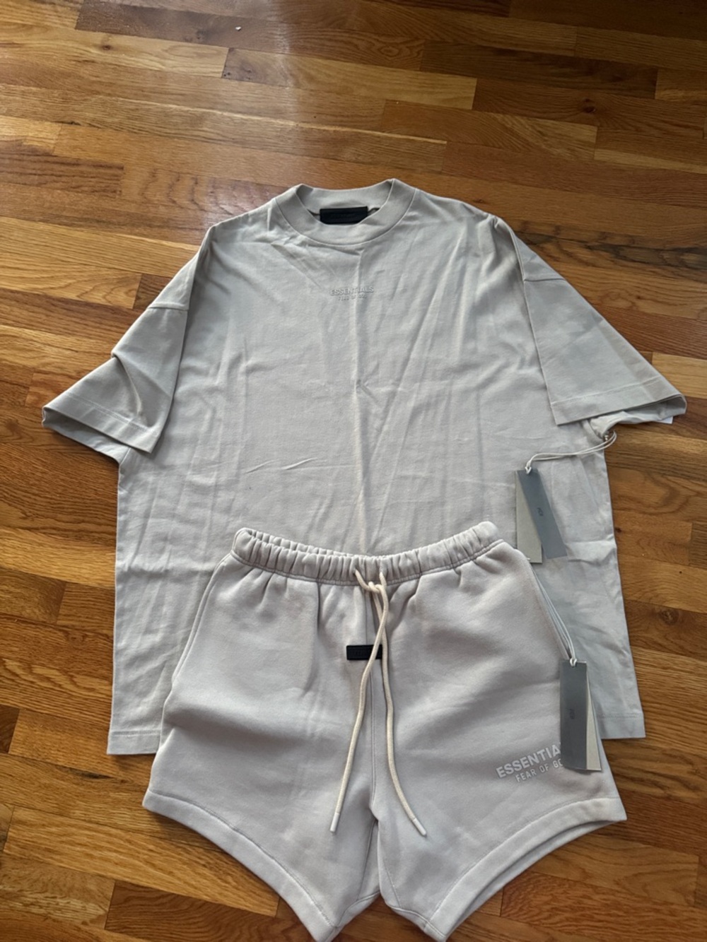 Fear of God Essentials oversized Men's Tee & Shorts are true - Light Beige/Cream